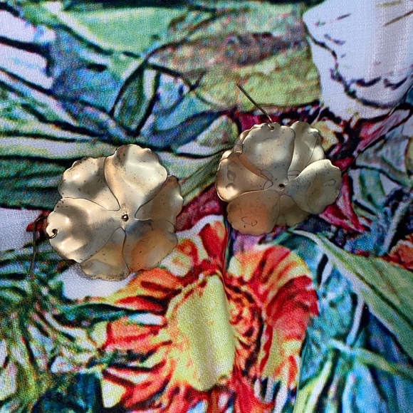 Gold flower earrings - Picture 3 of 6